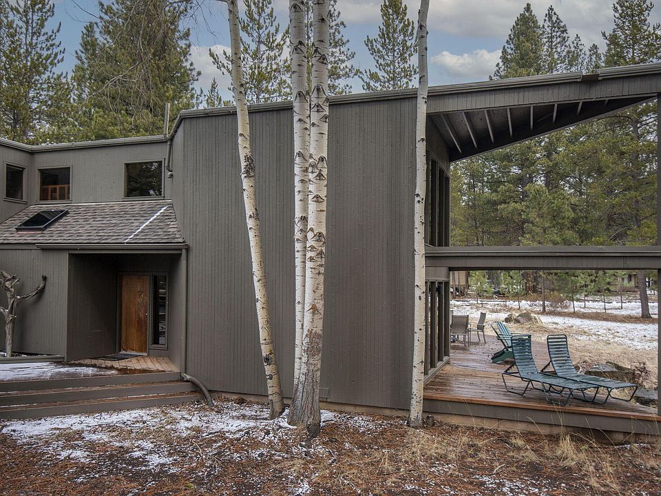 Unique architecture and amazing location!>