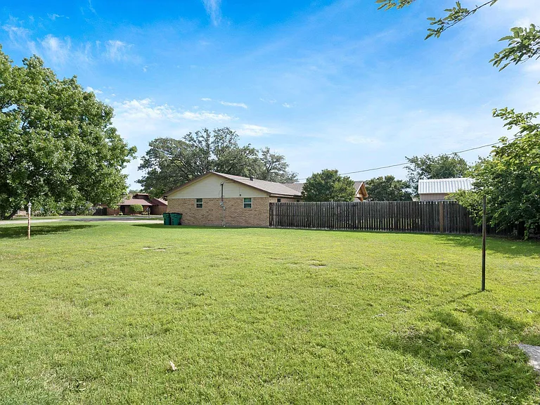 303 Chris Dr — Photo 2
