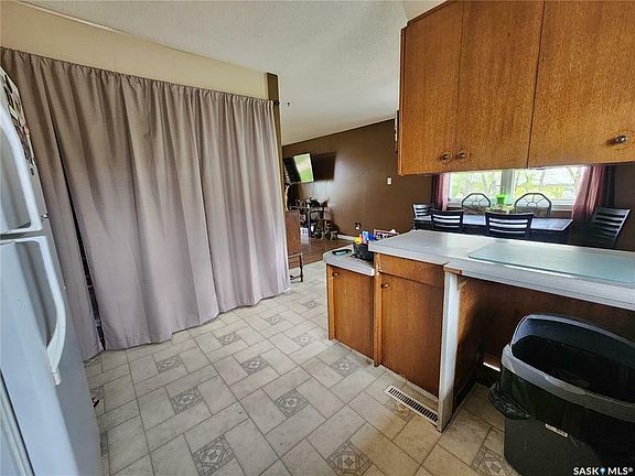 5th image of 206 Railway Ave