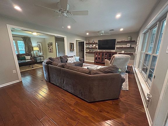 5th image of 405 Live Oak Dr