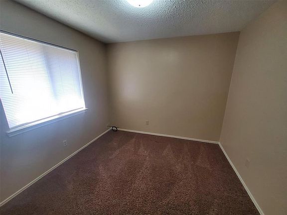 3rd image of 916 Larue Dr