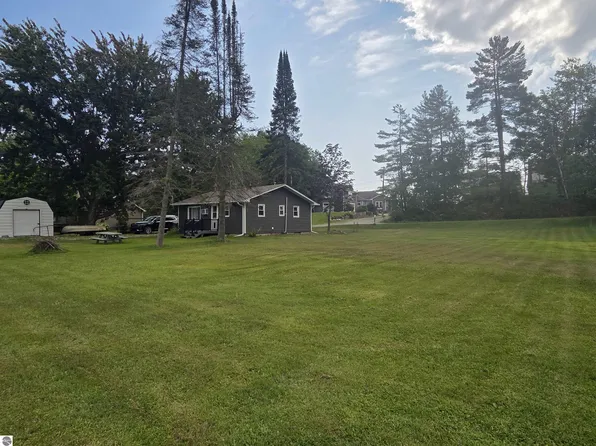 4737 N Peninsula Rd, Hale, MI 48739