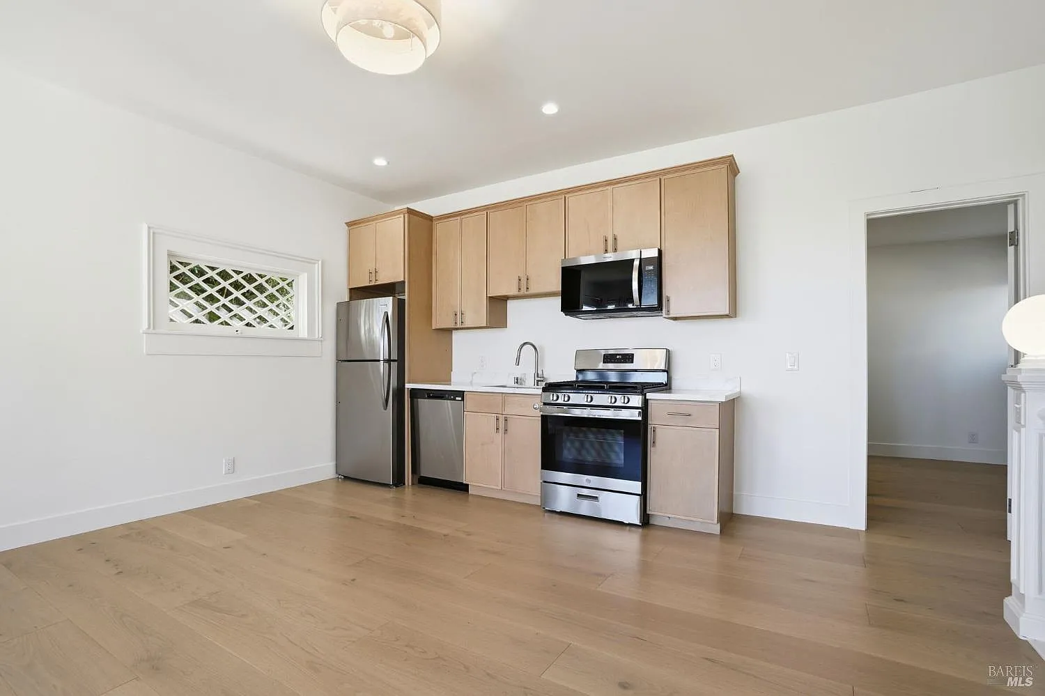 2 bed, 2.0 bath, 1087 sqft, $6,500 — Photo 3
