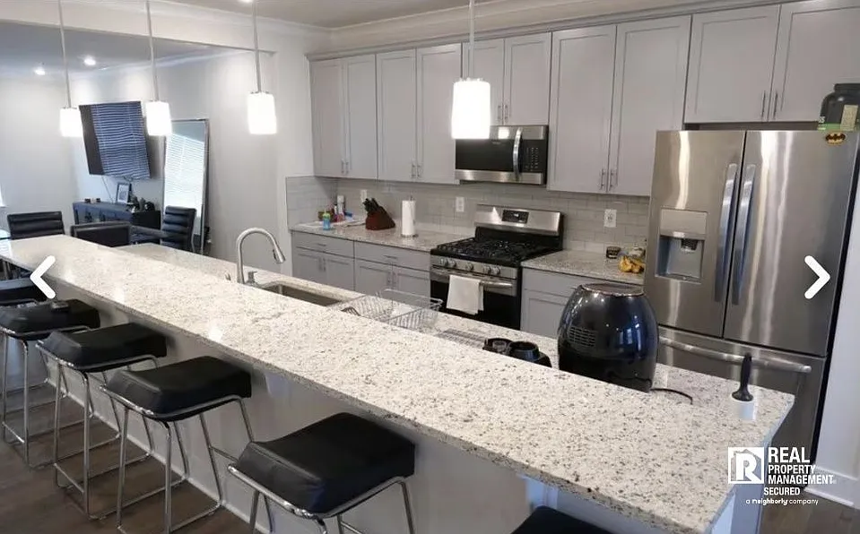 3 bed, 2.5 bath, $3,950 — Photo 2