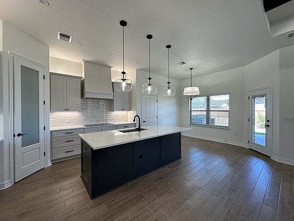 2nd image of 800 Eagle Hts