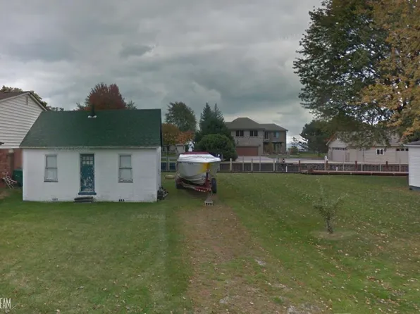 46110 Edgewater Dr, Chesterfield, MI 48047
