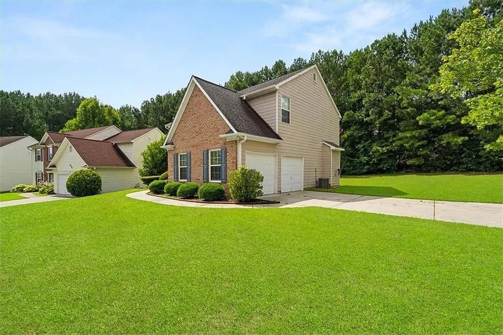 3 bed, 2.5 bath, 2062 sqft, $2,450 — Photo 2