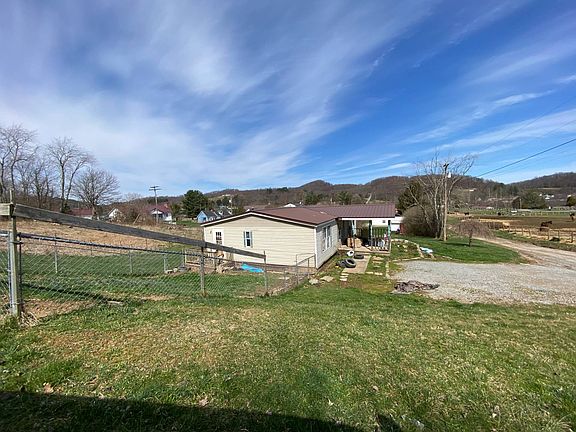 3rd image of 212 Tomblyn Dr