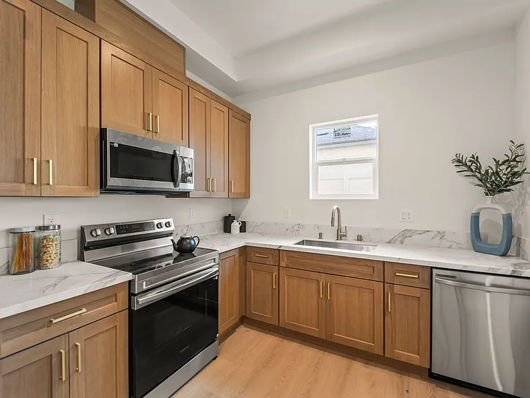 19025 Bassett Street — Photo 10