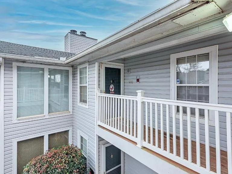 910 Augusta Dr — Photo 3