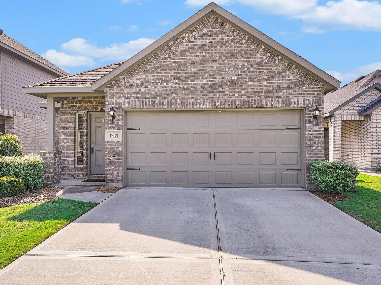 3 bed, 2.0 bath, 1518 sqft, $2,190 — Photo 2