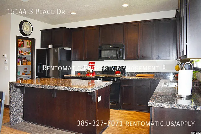 3 bed, 2.5 bath, 3190 sqft, $2,899 — Photo 2
