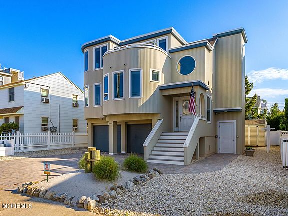 2nd image of 112 Sailboat Avenue
