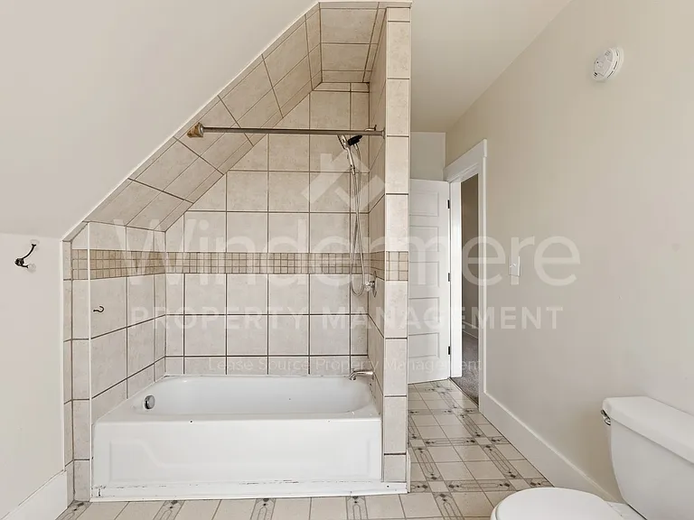 914 E Indiana Ave — Photo 25