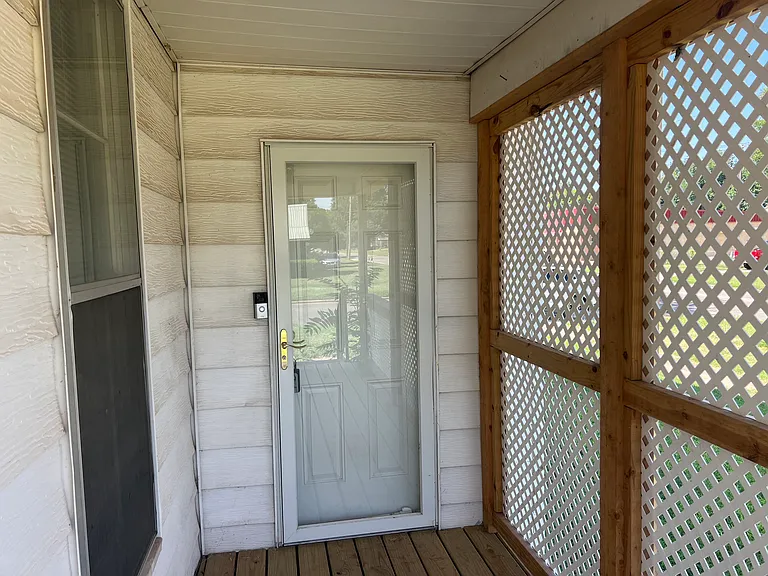 727 W Minnesota Ave — Photo 2