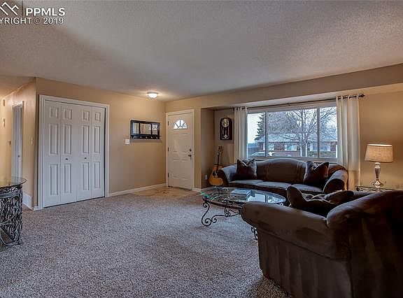 3rd image of 4927 Villa Cir