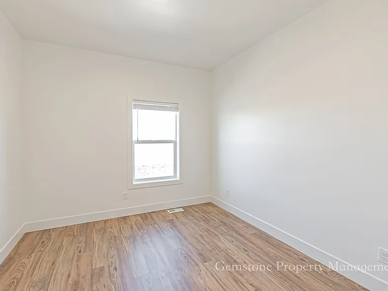 528 Harvester Ave — Photo 31