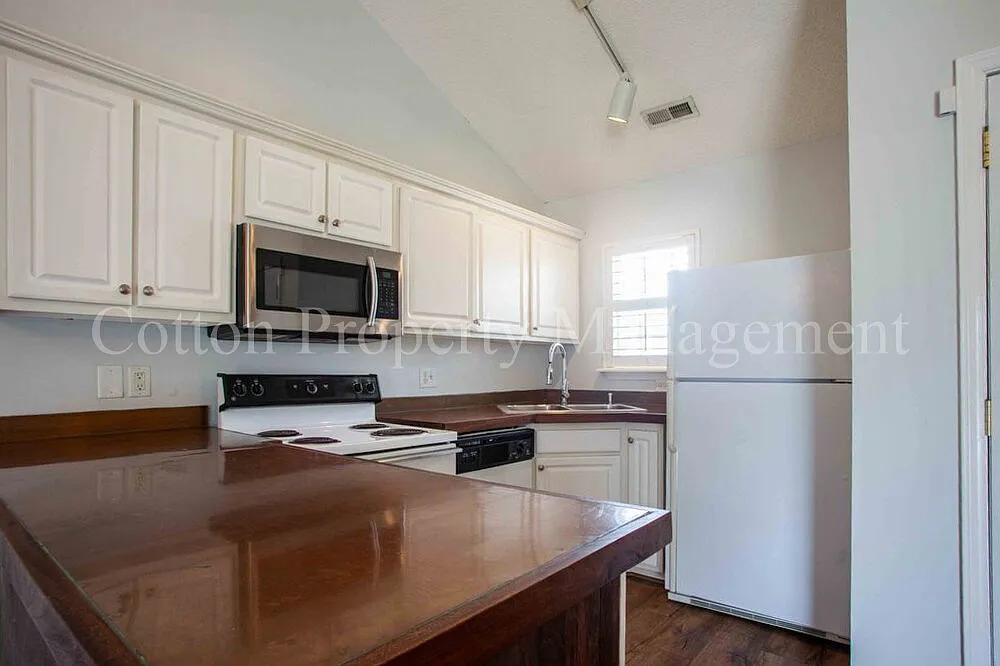 2 bed, 2.0 bath, 932 sqft, $1,550 — Photo 4