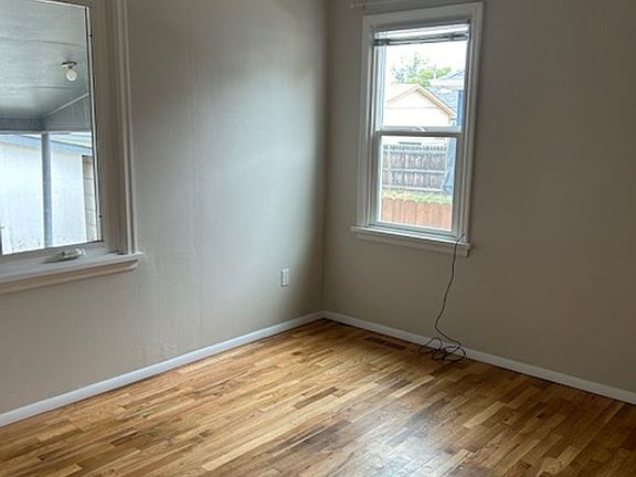 4th image of 934 Custer Ave