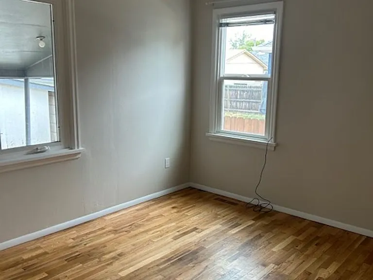 934 Custer Ave — Photo 4
