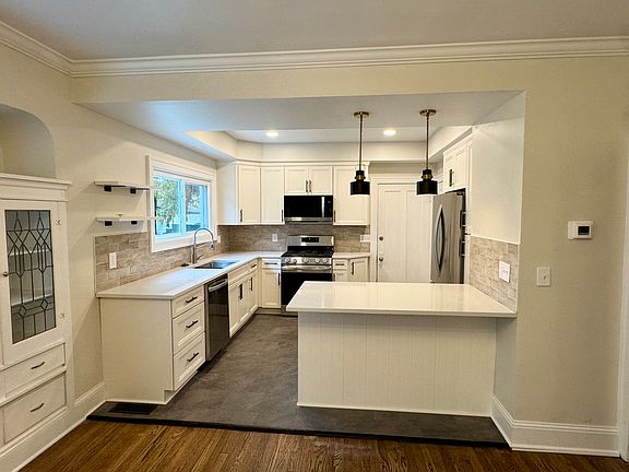 2nd image of 2121 Eldred Ave #Dn