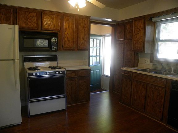 Kitchen (lookingtoward side door)