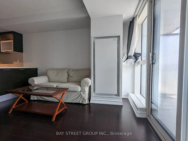 386 Yonge St #1809 — Photo 3