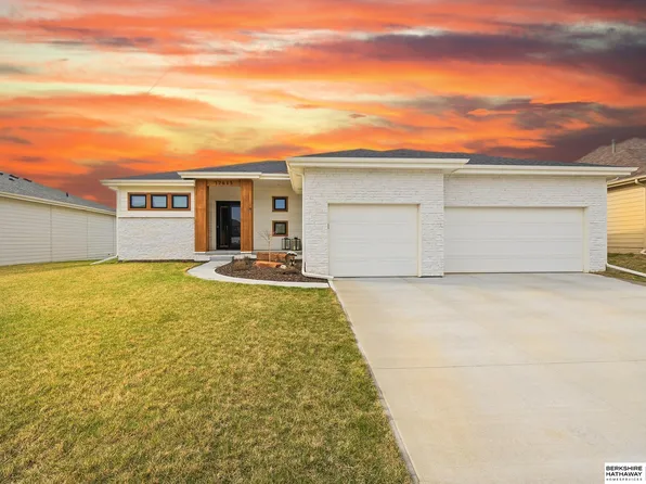 17613 Scott St, Bennington, NE 68007