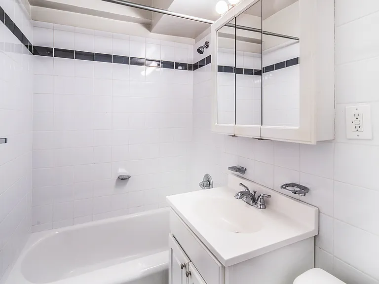 300 E 46th St #5B — Photo 5