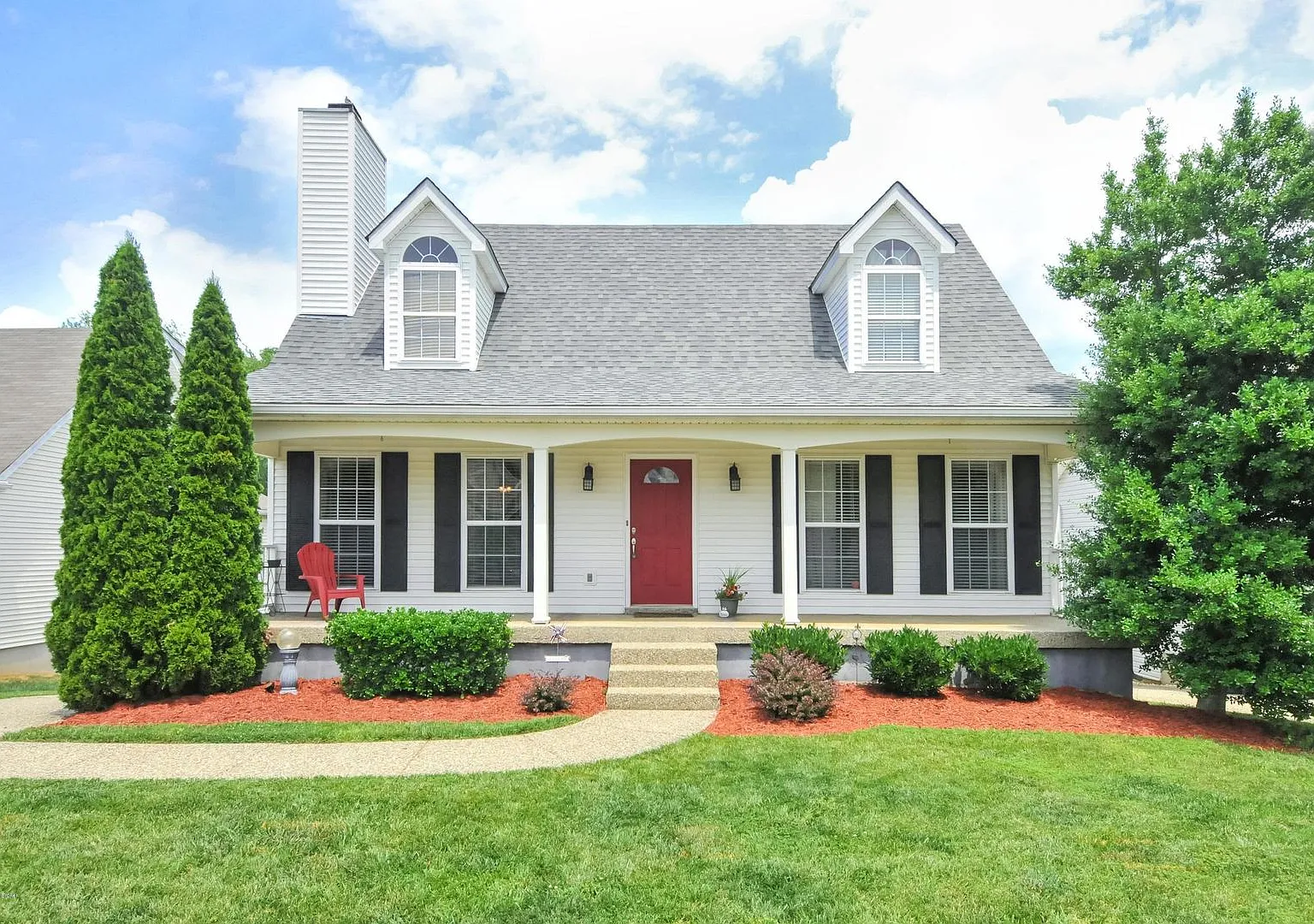 1.5 story, 3 bedroom Silver Creek home with walk-out basement and 2-car garage — Photo 1
