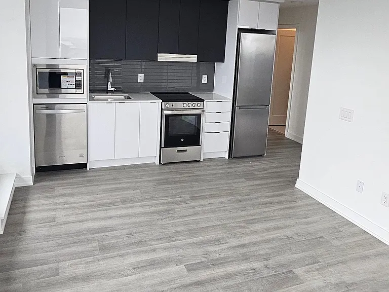 5105 Hurontario St #529 — Photo 13