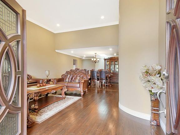 Living room (entrance view)