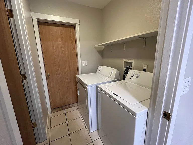 3 Bed, 2 Bath Home- Fenced Back Yard! — Photo 8