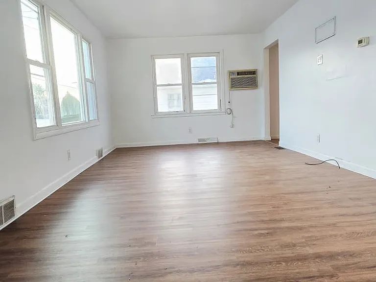725 Dickson St — Photo 9