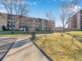 500 W Huntington Commons Rd APT 448, Mount Prospect, IL 60056