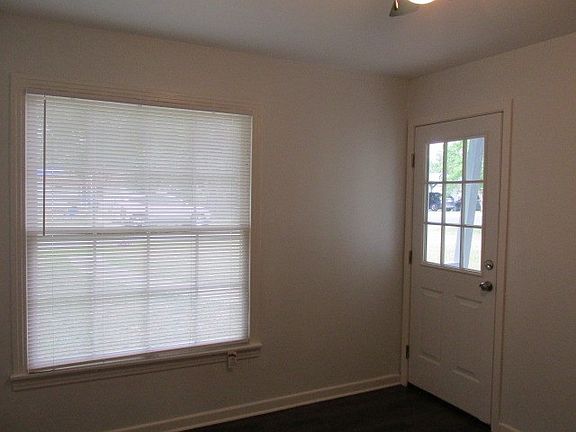 4th image of 1421 E Corpus Christi St