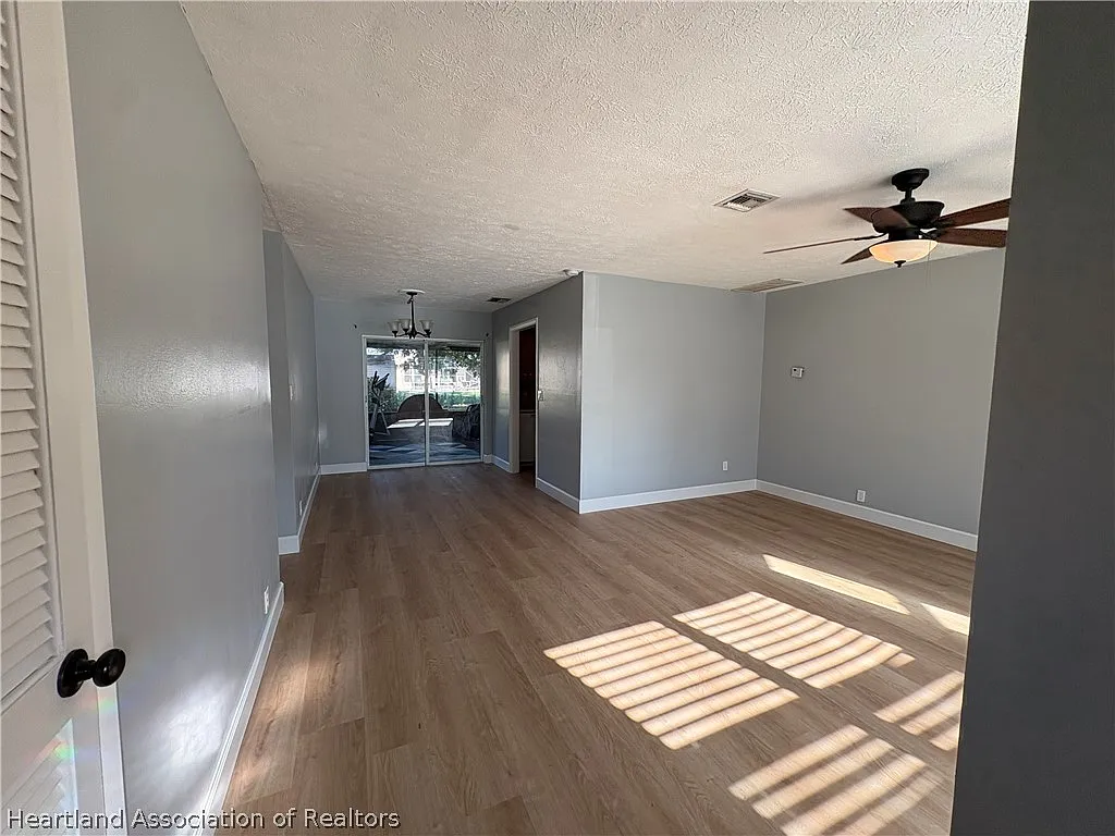 3 bed, 2.0 bath, 1052 sqft, $1,600 — Photo 4