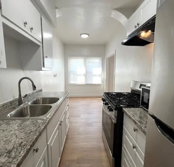 1932 W 25th St #9 — Photo 3