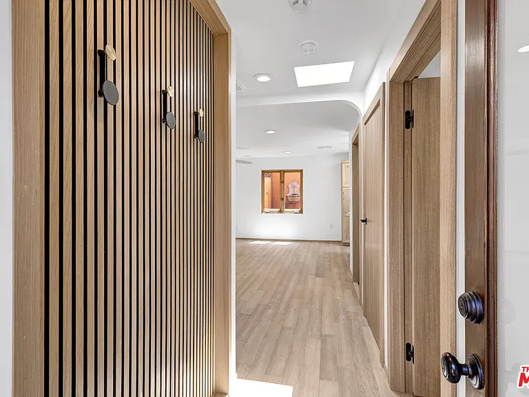 1138 1/2 Poinsettia Pl — Photo 17