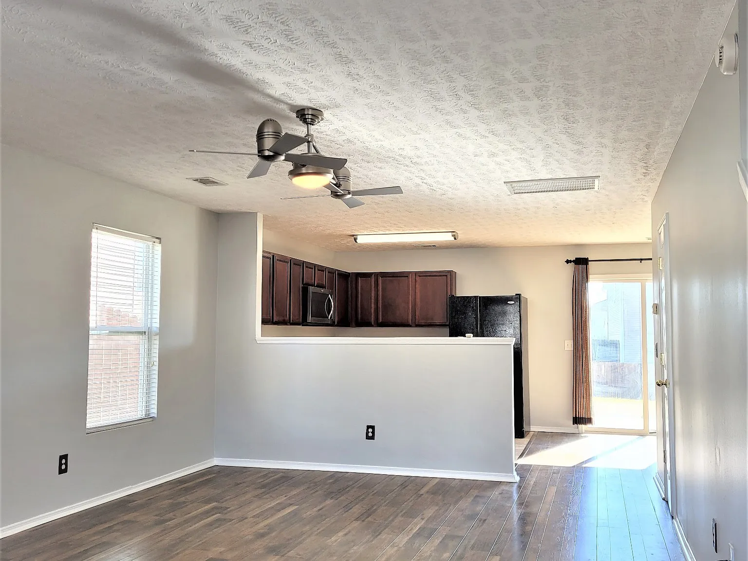 3 bed, 2.5 bath, 1776 sqft, $1,950 — Photo 3