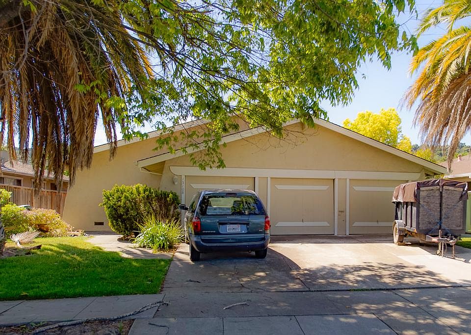 Beautiful DuPlex, recent full remodel. Unit on Right