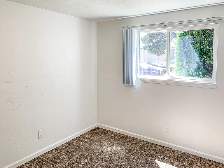 Apartment in West Salem near banks, shopping areas, bus lines, and downtown! ~ Colonial — Photo 62