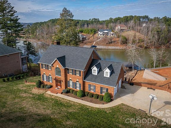 2nd image of 46 Mariners Point Ln