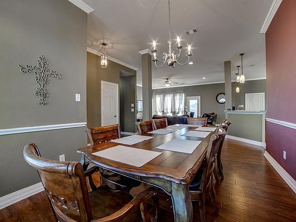 3rd image of 1102 Camelot Dr