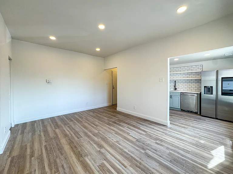 5621 Pershing Ave — Photo 10