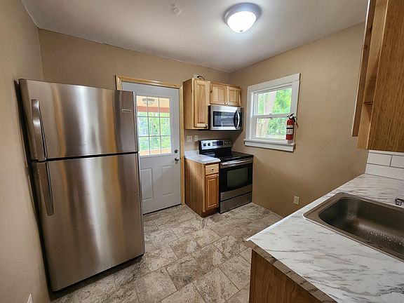 5th image of 114 N Summit St APT 2