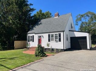 41 Pine St, Islip, NY 11751