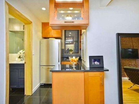 4th image of 318 W 75th St APT 4B