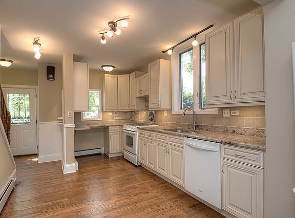 5th image of 205 N Evergreen Ave