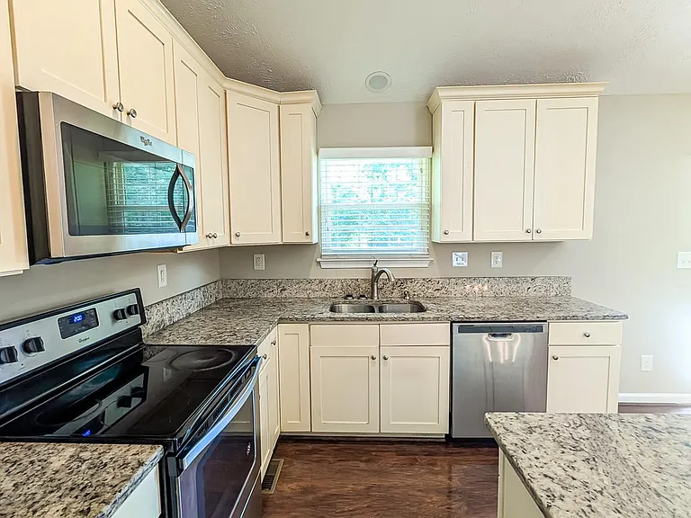 21530 Warwick Ct — Photo 5
